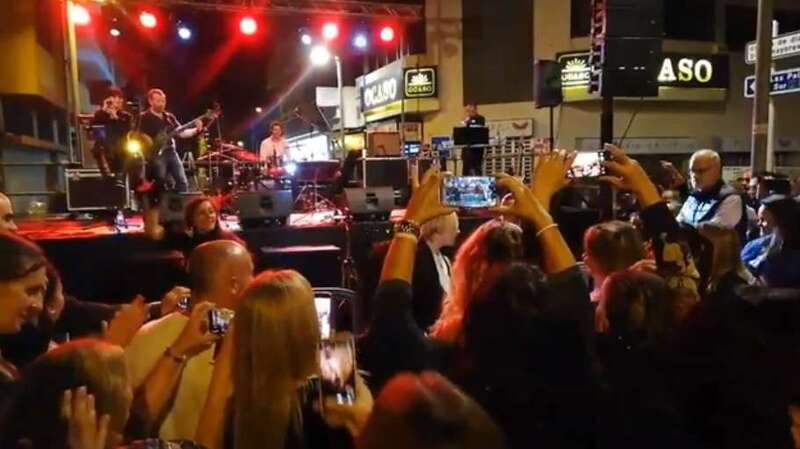 El concierto de Overbooking fue el plato fuerte de la noche en Los Llanos (Foto TA)